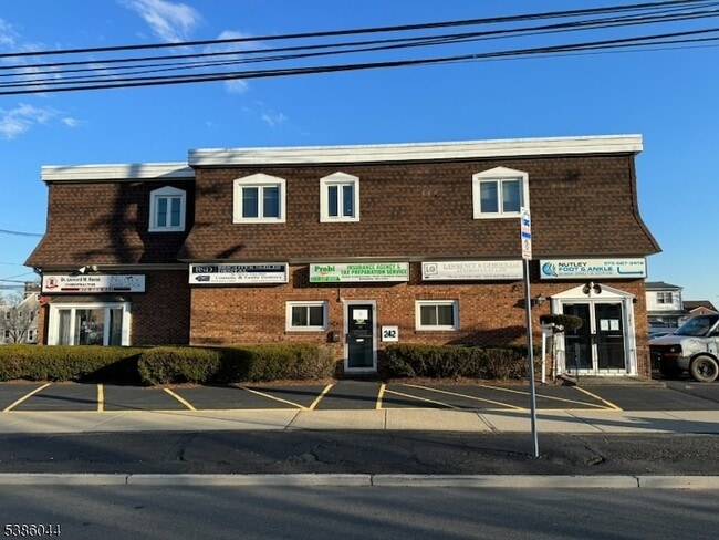 242 Washington Ave, Unit D in Nutley, NJ - Building Photo - Building Photo