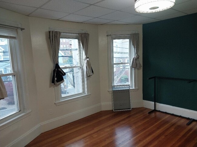 1656 N Shore Rd, Unit 1 in Revere, MA - Foto de edificio - Building Photo