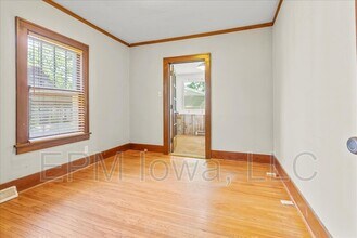 1115 W 1st St in Cedar Falls, IA - Building Photo - Building Photo
