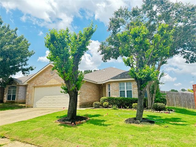 807 Martin Ln in Euless, TX - Foto de edificio - Building Photo