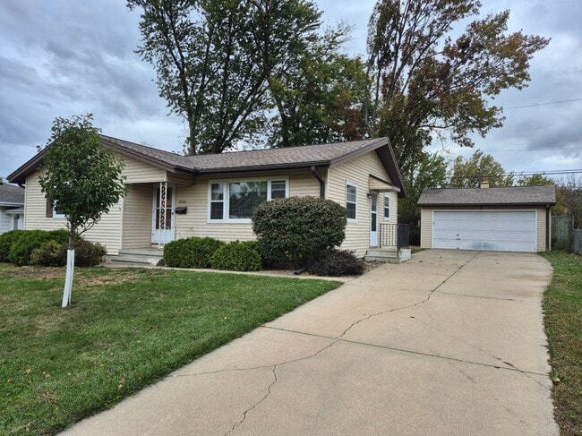 2230 Evergreen St NE in Cedar Rapids, IA - Building Photo - Building Photo