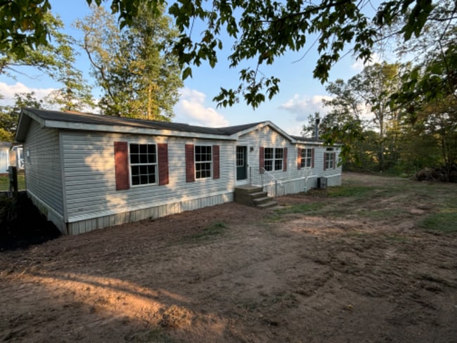 136 Slippery Holw Rd in Breezewood, PA - Building Photo - Building Photo