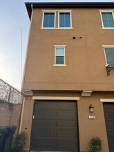 710 N Ethan Way, Unit Arroyo Condominium in Anaheim, CA - Building Photo - Building Photo
