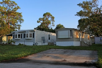 Meadowbrook Mobile Home Park in West Palm Beach, FL - Building Photo - Building Photo