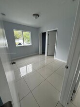 2121 NW 72nd St in Miami, FL - Building Photo - Building Photo