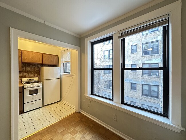 744 W Belmont Ave in Chicago, IL - Building Photo - Building Photo