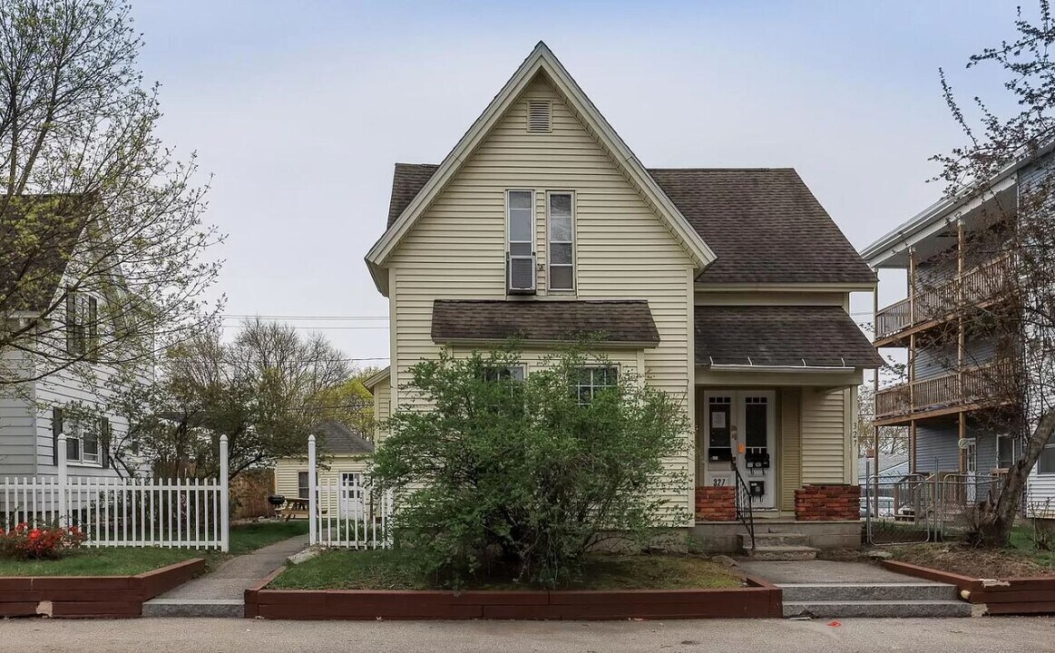 327 Spruce St in Manchester, NH - Building Photo
