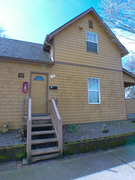 1596-MHH1596 4th St NE in Salem, OR - Foto de edificio
