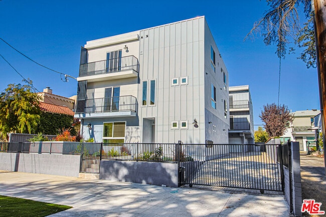 10803 Kling St in Los Angeles, CA - Building Photo - Building Photo