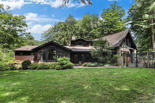 15 N Lake Cir in South Salem, NY - Building Photo