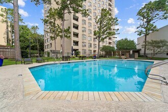 651 Bering Dr in Houston, TX - Building Photo - Building Photo