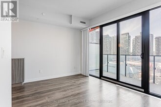 215 Queen St W in Toronto, ON - Building Photo - Building Photo