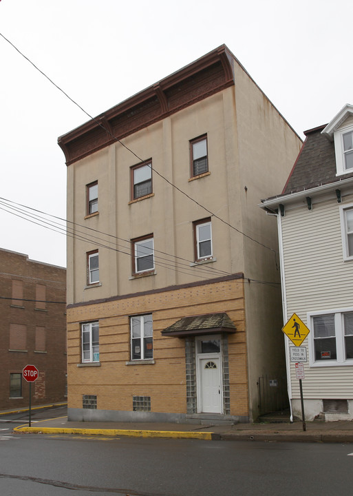 702 Center St in Freeland, PA - Building Photo