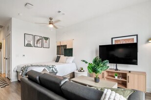 701 Richmond Ave. in Houston, TX - Building Photo