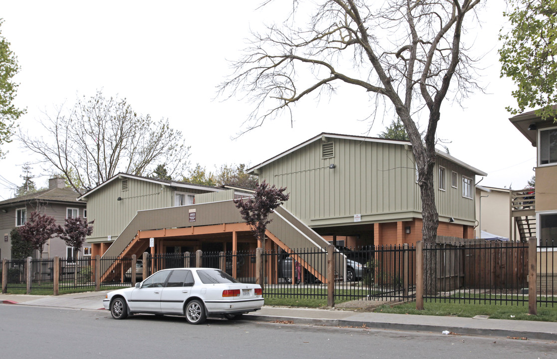 Woodland Park Apartments in East Palo Alto, CA - Building Photo