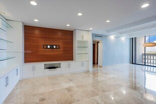 90 Edgewater Dr in Miami, FL - Building Photo