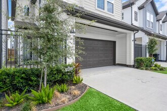 8404 Curry Rd in Houston, TX - Foto de edificio - Building Photo