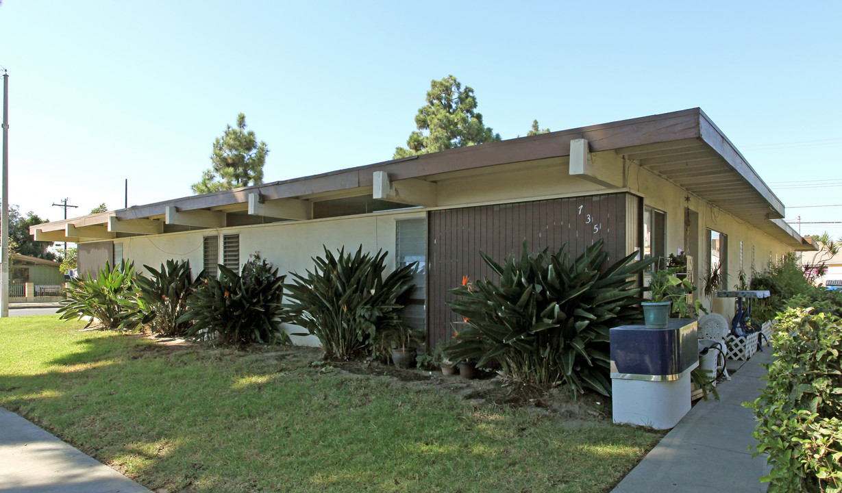 735 W Provential Dr in Anaheim, CA - Building Photo