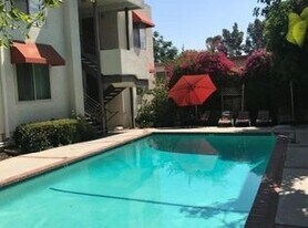 5644 Yolanda Ave, Unit 4 in Tarzana, CA - Building Photo