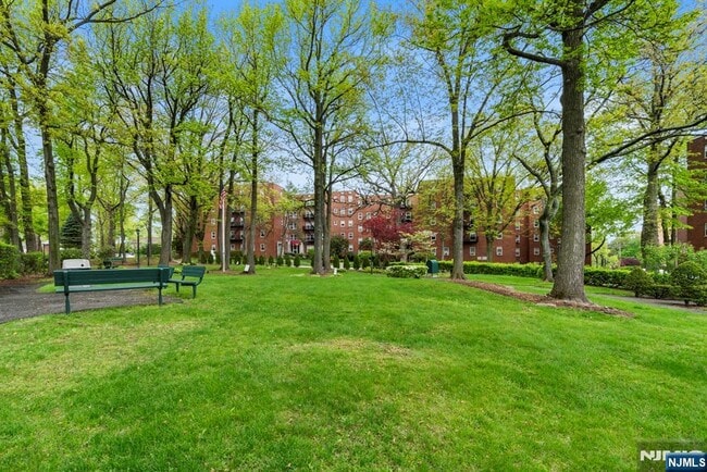2350 Linwood Ave in Fort Lee, NJ - Building Photo - Building Photo