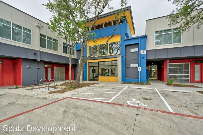 13130 Pond Springs Rd in Austin, TX - Building Photo - Building Photo