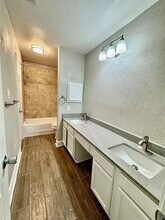 5719 Verracio Ct, Unit 329 in San Antonio, TX - Foto de edificio - Building Photo