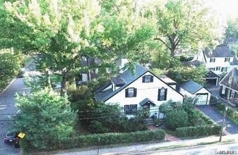 28 Vista Hill Rd in Great Neck, NY - Building Photo - Building Photo