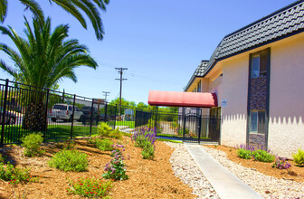 Country Gardens in Ramona, CA - Foto de edificio - Building Photo