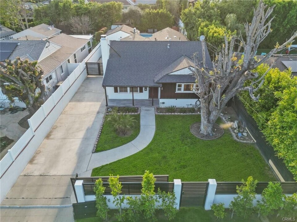 5937 Ranchito Ave in Los Angeles, CA - Building Photo