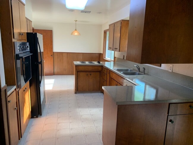 1240 Western Ave in Stayton, OR - Building Photo - Building Photo