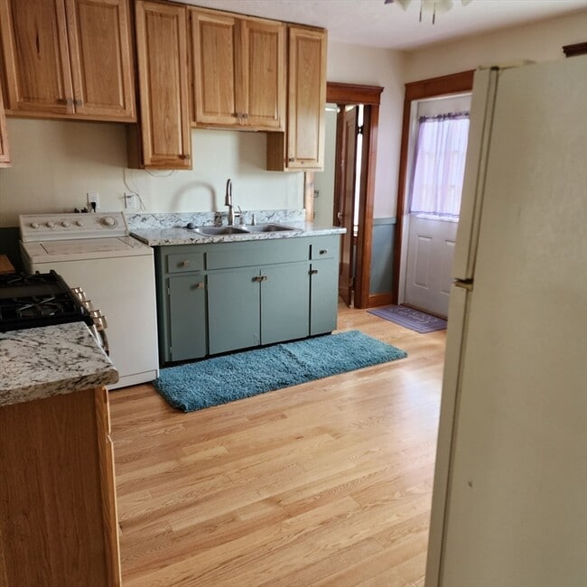 8 Clark St in Webster, MA - Building Photo - Building Photo