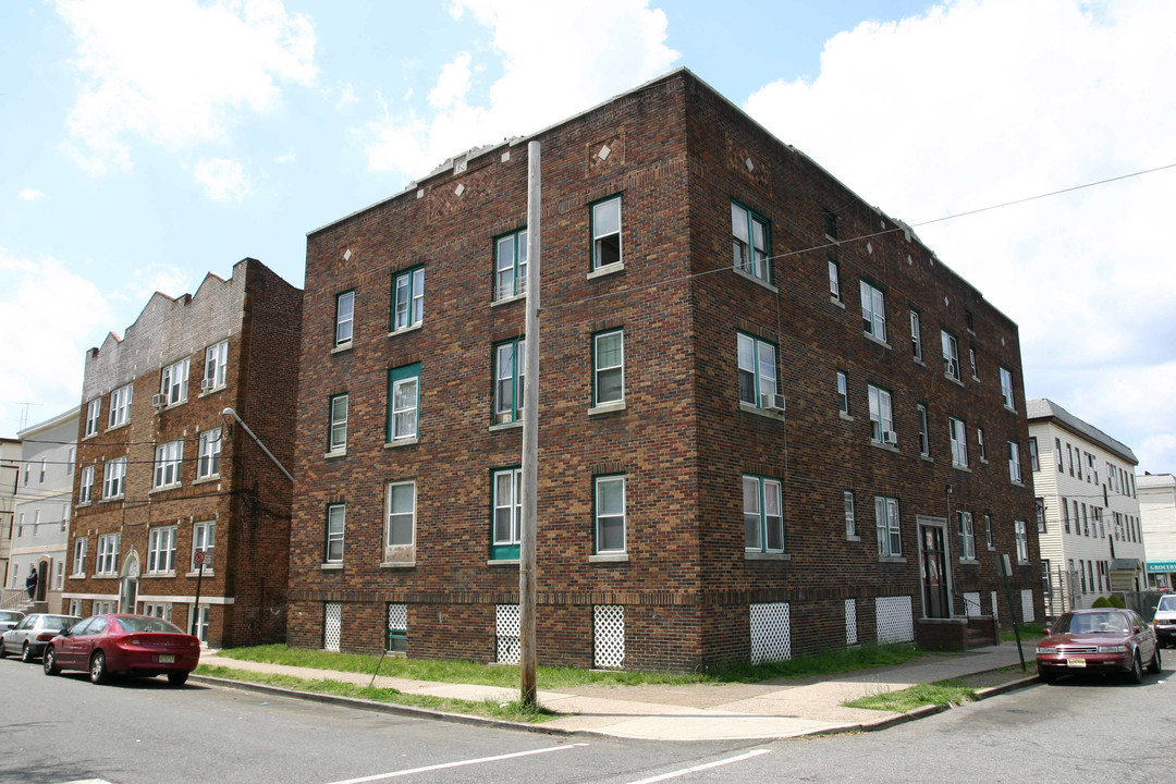 346-348 E 24th St in Paterson, NJ - Building Photo