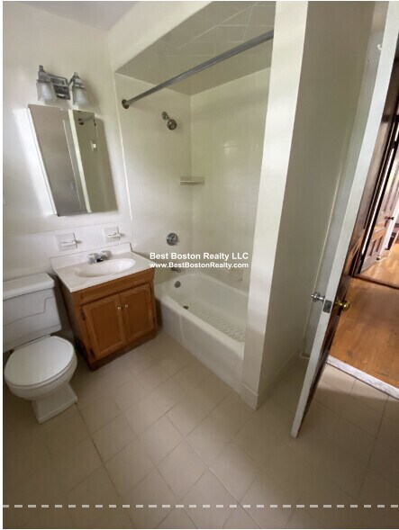 211 Holland St, Unit 2 in Somerville, MA - Foto de edificio - Building Photo