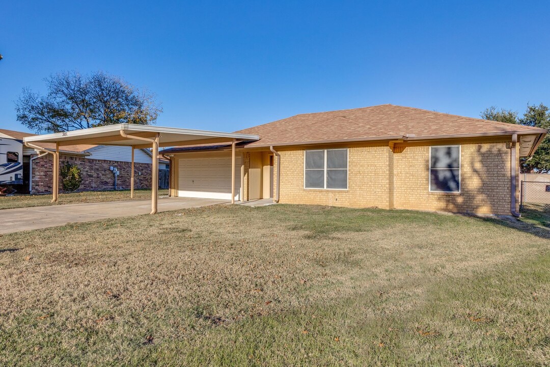 301 Guadalupe Dr in Saginaw, TX - Building Photo