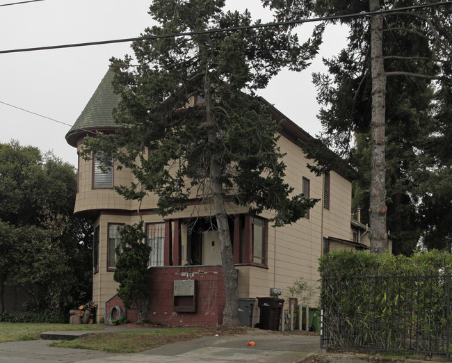 2883 Brookdale Ave in Oakland, CA - Foto de edificio - Building Photo