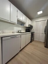 240 Lakeview Dr in Weston, FL - Building Photo - Building Photo