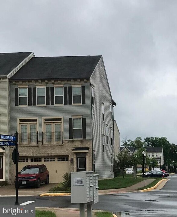 43319 Semolina Terrace in Chantilly, VA - Building Photo