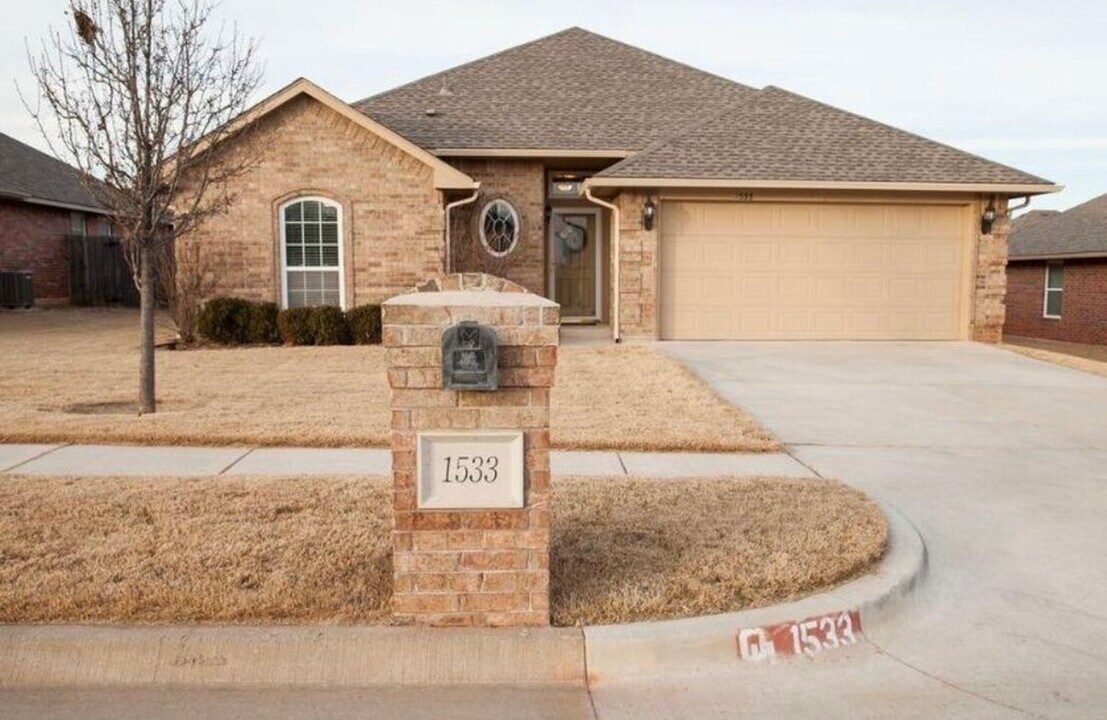 1533 Central Pkwy in Norman, OK - Building Photo