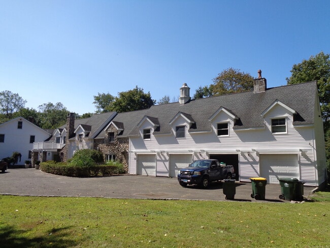 531 Hollow Tree Ridge Rd in Darien, CT - Building Photo - Building Photo
