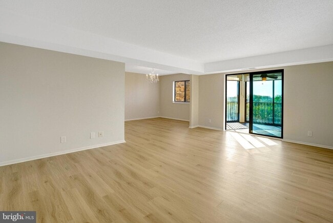 5904 Mt Eagle Dr, Unit 812 in Alexandria, VA - Foto de edificio - Building Photo