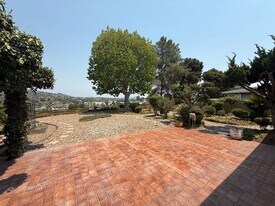 5351 E Falls View Dr in San Diego, CA - Building Photo