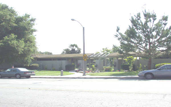 Claremont Pines in Claremont, CA - Building Photo