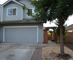 828 Naify Ln in Santa Rosa, CA - Building Photo