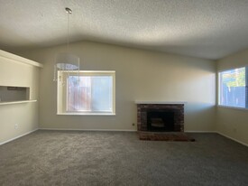 813 Santa Fe Ln in Colton, CA - Foto de edificio - Building Photo