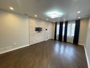 3230 N Elston Ave in Chicago, IL - Building Photo - Building Photo