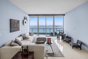 1331 Brickell Bay Dr in Miami, FL - Building Photo