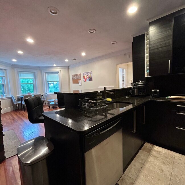 1616 Beacon St, Unit 2 in Brookline, MA - Building Photo - Building Photo
