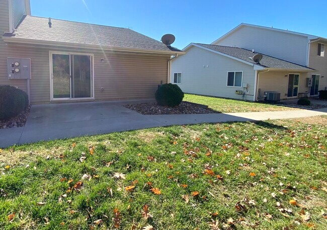 1720 W Jester Park Dr, Unit 1720 W Jester Park Drive in Polk City, IA - Foto de edificio - Building Photo