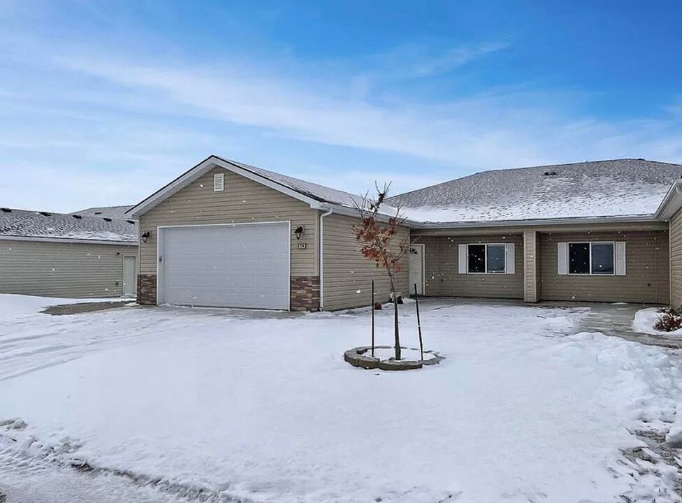 174 Noma Dr in Stanley, ND - Building Photo