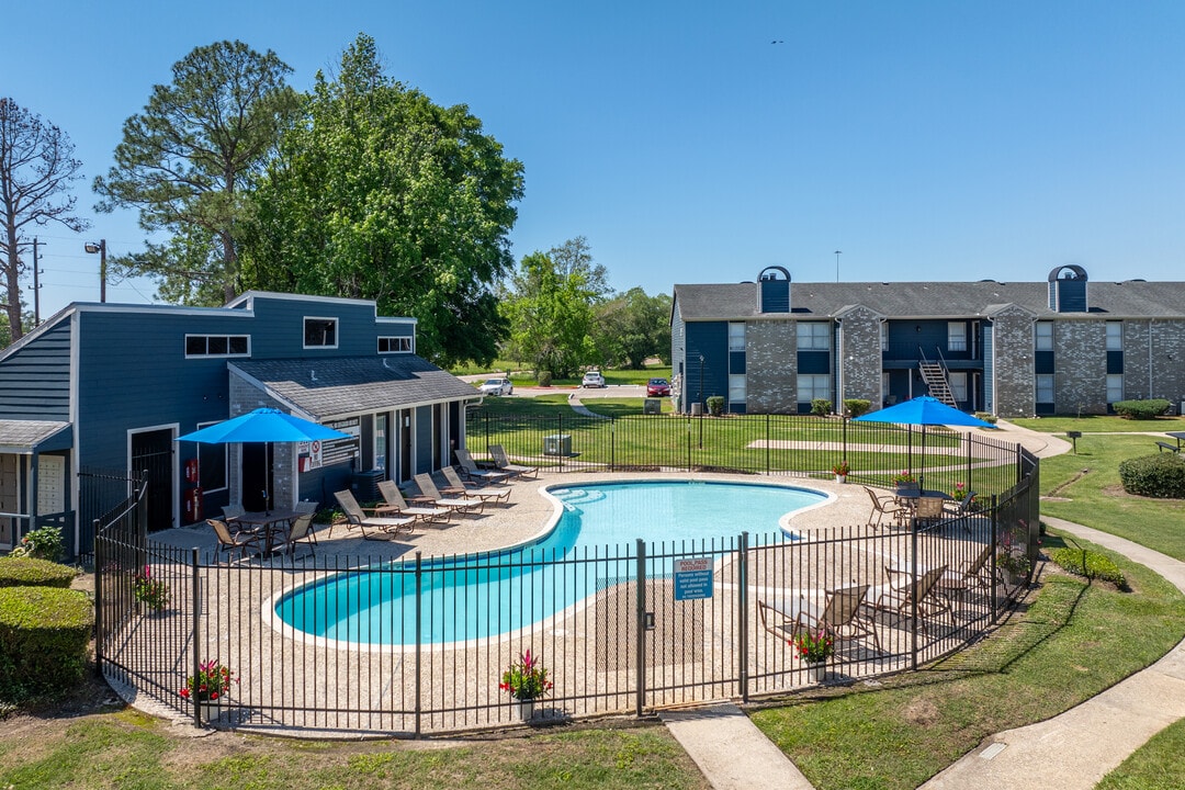 Creekwood Court LP in Beaumont, TX - Foto de edificio